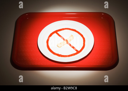 Alimenti disposti su una piastra come un vietato fumare Foto Stock