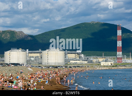 Spiaggia affollata a Prigorodnoye vicino Korsakov sull isola di Sakhalin con serbatoi di GNL costruito da Shell 2008 Foto Stock