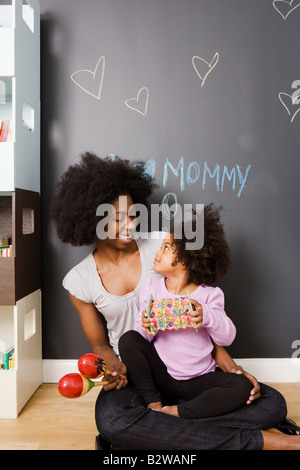 Una madre e figlia a suonare strumenti Foto Stock