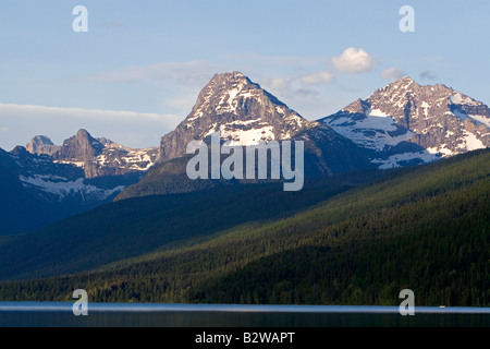 Montagne rocciose presso il lago McDonald il più grande lago del Glacier National Park Montana Foto Stock