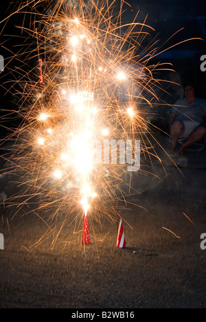 Consumatore fuochi d'artificio acceso per il quarto di luglio festa di vicinato a Boise Idaho Foto Stock