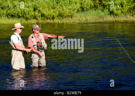 Guida e pescatore a mosca sul fiume di Lewis nel Parco Nazionale di Yellowstone Wyoming Foto Stock