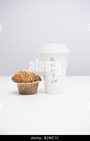 Caffè e un muffin Foto Stock