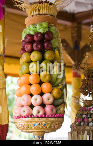 Offerte di indù di frutta in un tempio Foto Stock