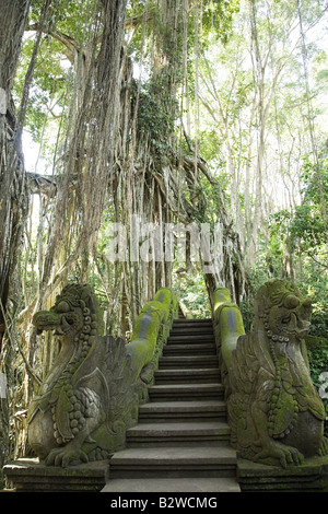 Un tempio nella foresta delle scimmie bali Foto Stock