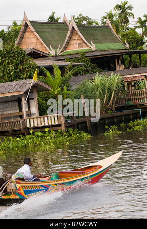 Tradizionale Tailandese in legno case su palafitte in Bangkok Foto Stock