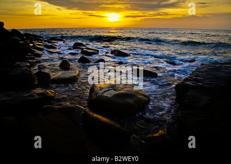 Borneo Sabah Malesia Tunku Abdul Rahman Park tramonto visto dalla costa occidentale di Pulau Sapi Sapi Island Foto Stock