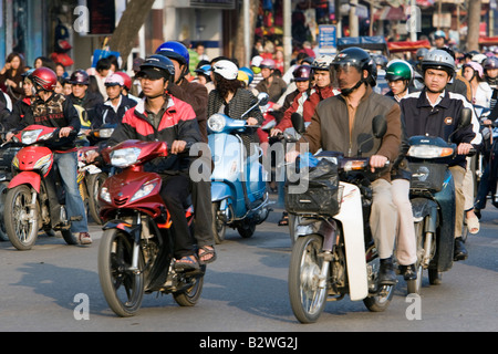 Motocicli affollano le strade di Hanoi, Vietnam Foto Stock