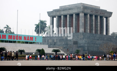 Lungo la linea di code di visitatori al file attraverso il mausoleo di Ho Chi Minh Hanoi Vietnam Foto Stock