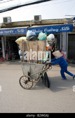 Raccolta della spazzatura con carrello Van Phuc slik villaggio Vietnam Hanoi Foto Stock