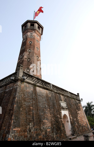 Bandiera di Hanoi Tower presso il Museo di Storia Militare Hanoi Vietnam Foto Stock