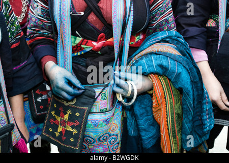 Nero hilltribe Hmong donna con lancette blu dal panno tinto Sapa Vietnam Foto Stock