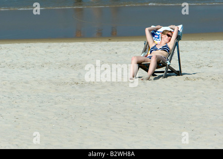 La donna a prendere il sole Cina spiaggia vicino Danang sinonimo di noi ABC fiction TV serie Vietnam Foto Stock