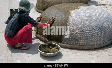 Donna guarnizioni circolari tradizionali tessuti barche coracle Cham isola storica Hoi An Vietnam Foto Stock