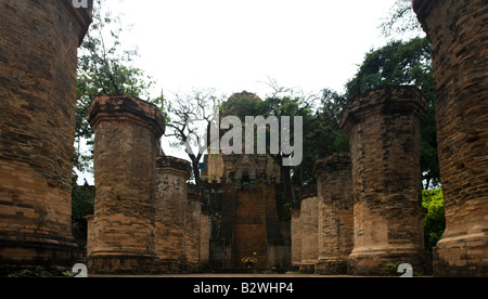 Antiche colonne di mattoni portano a Thap Chinh Nord Torre Po Nagar Cham Towers Nha Trang beach resort Vietnam Foto Stock