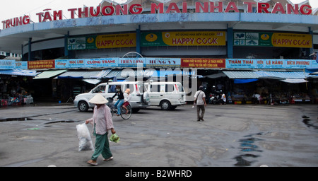 Diga di Cho mercato edificio circolare Nha Trang beach resort Vietnam Foto Stock