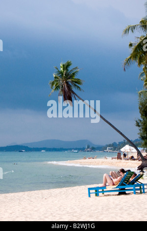 Ai visitatori di rilassarsi sui lettini da spiaggia lunga Phu Quoc Island in Vietnam Foto Stock