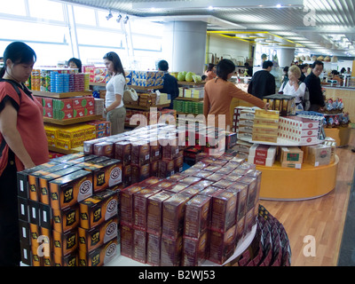 Negozi duty free l'Aeroporto Tan Son Nhat di Ho Chi Minh City Vietnam Foto Stock