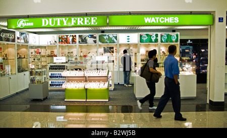 Nel Duty free shop dell'Aeroporto Tan Son Nhat di Ho Chi Minh City Vietnam Foto Stock