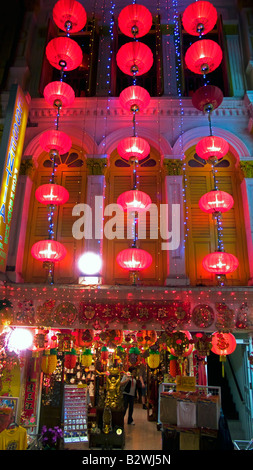 Illuminata di colore rosso Cinese stringhe lanterna al di fuori del negozio Chinatown di Singapore Foto Stock