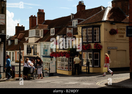 Lymington un mercato georgiano città locali commerciali Hampshire Inghilterra pub e proprietà colorato vicino alla famosa foresta di nuovo Foto Stock