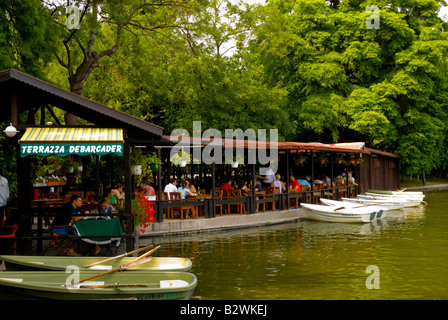 Ristorante patio e noleggiare barche a remi nel Parco Cismigiu in Bucharest Romania Europa Foto Stock
