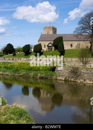 Chiesa di Santa Maria sulle rive del fiume Clwyd a Rhuddlan, Denbighshire, Wales, Regno Unito Foto Stock