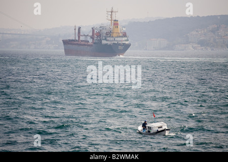 Big Boat piccola barca: il Bosforo alloggia oceano enorme andando alle navi da carico e piccole imbarcazioni di pesca nelle sue acque instabile Foto Stock