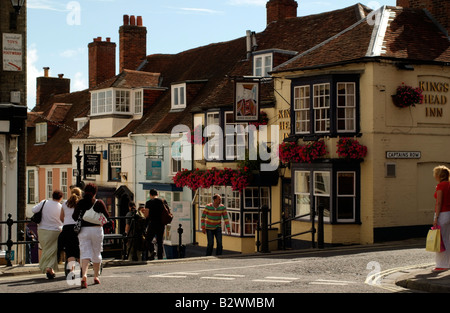 Lymington un mercato georgiano città locali commerciali Hampshire Inghilterra pub e proprietà colorato vicino alla famosa foresta di nuovo Foto Stock