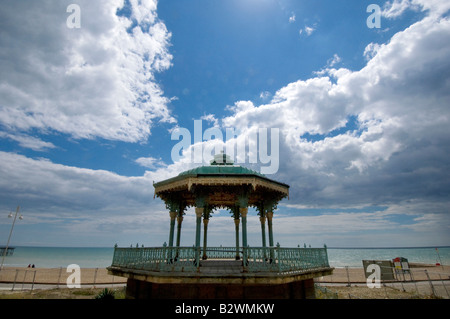 Decadimento arrugginimento trascurato Victorian bandstand sul lungomare di Brighton e Hove Foto Stock