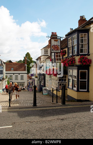 Lymington un mercato georgiano città locali commerciali Hampshire Inghilterra pub e proprietà colorato vicino alla famosa foresta di nuovo Foto Stock