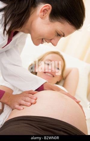 Donna incinta getting check up dal medico Foto Stock