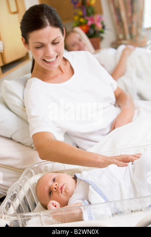 Gravidanza madre con bambino in ospedale sorridente Foto Stock