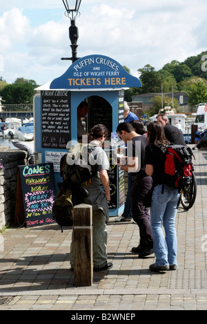 Lymington town quay gita in barca turisti in ufficio booking Hamshire Southern England Regno Unito Foto Stock