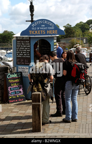 Lymington town quay gita in barca turisti in ufficio booking Hamshire Southern England Regno Unito Foto Stock