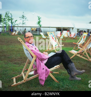 Pubblicità britannica guru e autore Robin Wight seduti sul prato del 2008 a Hay Festival, Hay-on-Wye, Wales, Regno Unito Foto Stock