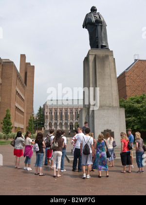 I genitori e i futuri studenti su studente-led ufficio ammissioni tour dell Università di Washington, Seattle campus Foto Stock