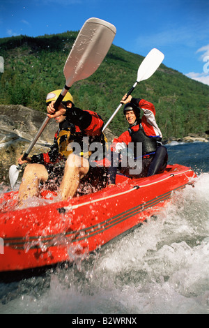 Due kayakers andando in rapids e sorridente (messa a fuoco selettiva) Foto Stock