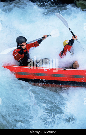 Due kayakers canottaggio in rapide Foto Stock