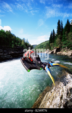 L'uomo all'aperto di saltare su boogie board in acqua (messa a fuoco selettiva) Foto Stock