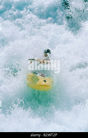 Kayaker canottaggio in rapide Foto Stock