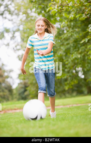 Giovane ragazza che giocano a calcio Foto Stock