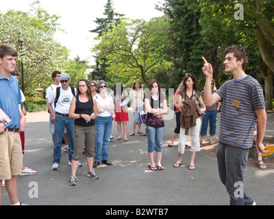 I genitori e i futuri studenti su studente-led ufficio ammissioni tour dell Università di Washington, Seattle campus Foto Stock