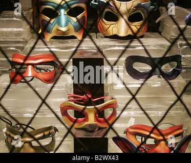 Mardi Gras maschere sullo schermo in un negozio a New Orleans, Louisiana Foto Stock