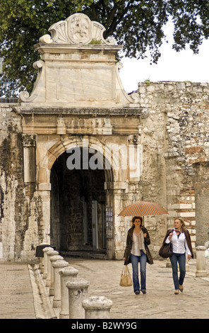 Zadar nel mare della porta d'ingresso alla città vecchia dal porto Foto Stock
