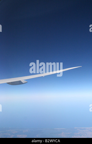 I cieli blu dietro il wingtip di un aereo Foto Stock