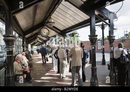 Harrogate North Yorkshire England Regno Unito alla stazione degli autobus con passeggeri in attesa undercover in centro città Foto Stock