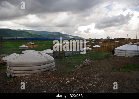 La zona più povera sul bordo della Mongolia s capitale Ulaanbataar povera famiglia davanti a loro ger feltro tenda nomade. Foto Stock