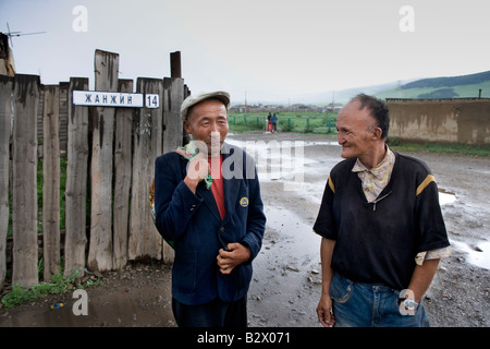 La zona più povera sul bordo della Mongolia Ulaanbaatar capitale arrivi in una mensa istituito da Buddists Foto Stock