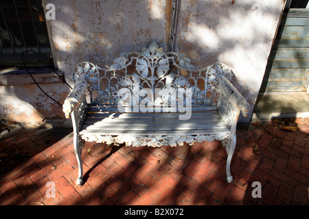 Dipinto di bianco di banco di ferro nel quartiere storico di Savannah in Georgia negli Stati Uniti Foto Stock
